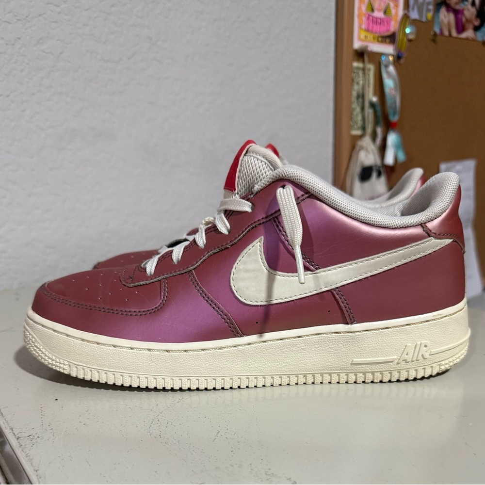 Nike Air Force 1 '07 LV8 Iridescent Track Red Pink - Picture 3 of 7